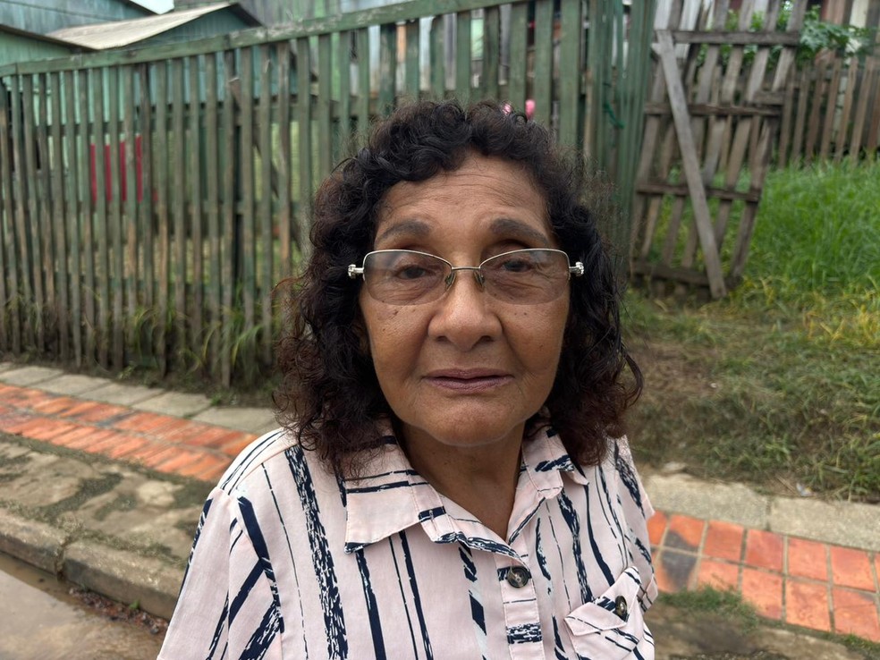 Moradora do bairro da Base, Luzia Moraes teme que o Rio Acre continue em ritmo de cheia e alague sua residência antes mesmo da virada do ano — Foto: Júnior Andrade/Rede Amazônica
