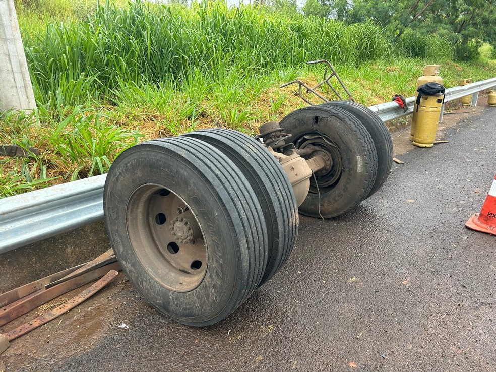 Caminhão carregado com 220 botijões de gás tombou em estrada vicinal — Foto: Renato Campanari/TV Fronteira