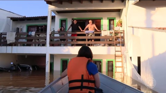 VÍDEO: moradores relutam em sair e ficam ilhados em casas com 2 andares - Programa: Bom Dia Brasil 