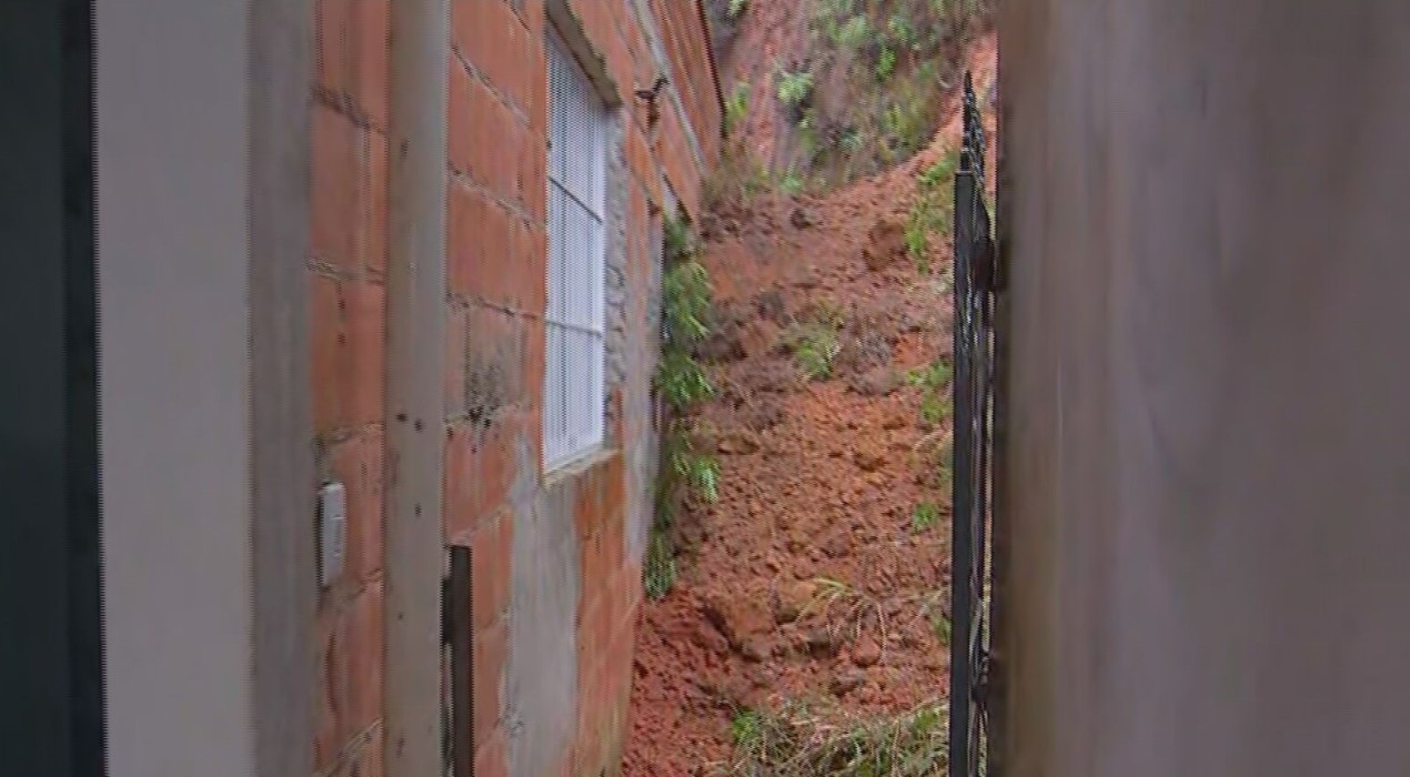 Casa é atingida por deslizamento de terra e interditada em Jundiaí