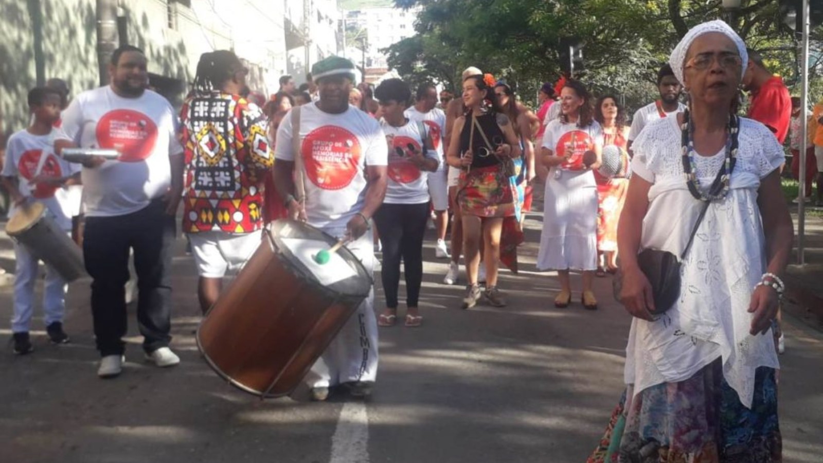Afoxé, Maracatu e Samba de Mununu agitam o Carnaval na Arena Cascatinha em Poços