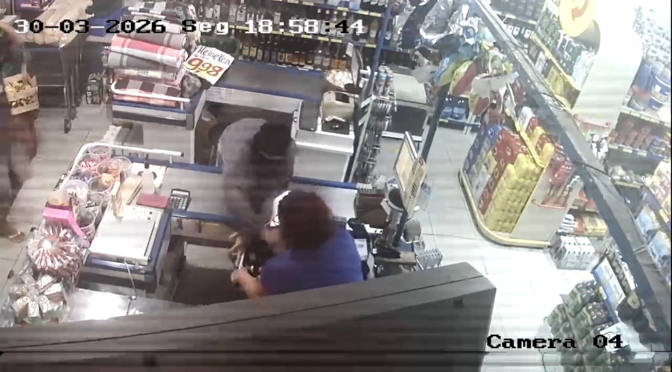 VÍDEO: Dona de mercearia bate na mão de assaltante durante roubo em MG