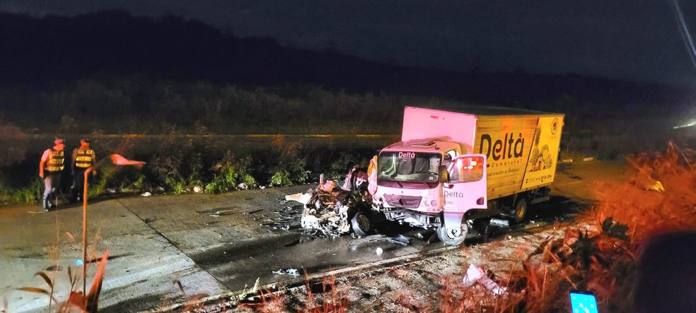 Acidente entre carro e caminhão mata pai, três filhos e amigo da família em rodovia de Votorantim (SP) — Foto: Jorge Silva/Gazeta de Votorantim