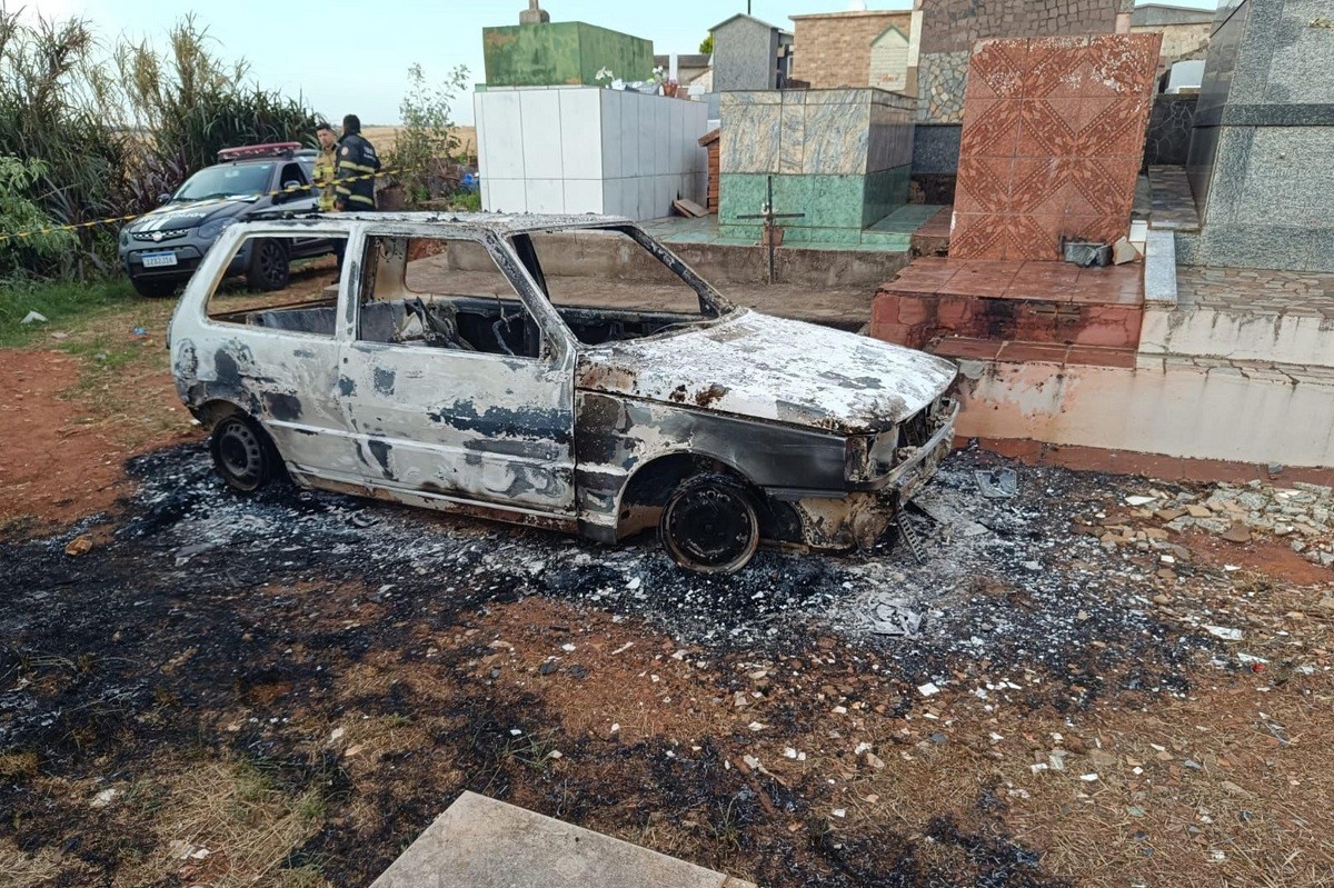 Corpo de mulher é encontrado carbonizado dentro de carro em cemitério no RS