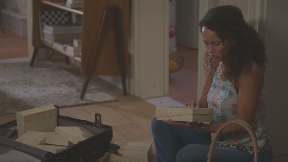 Raquel, da novela 'Vale Tudo', encontra mala com 1 milhão de dólares — Foto: Reprodução/TV Globo
