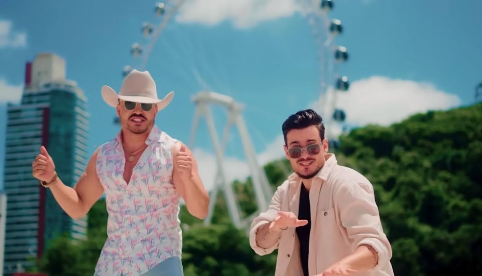 Brenno e Matheus no clipe 'Descer pra BC' — Foto: Tiba