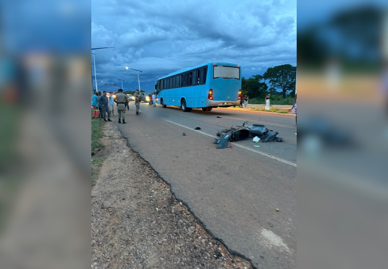Motociclista morre após acidente com ônibus na entrada de ponte na BR-235, em Pedro Afonso