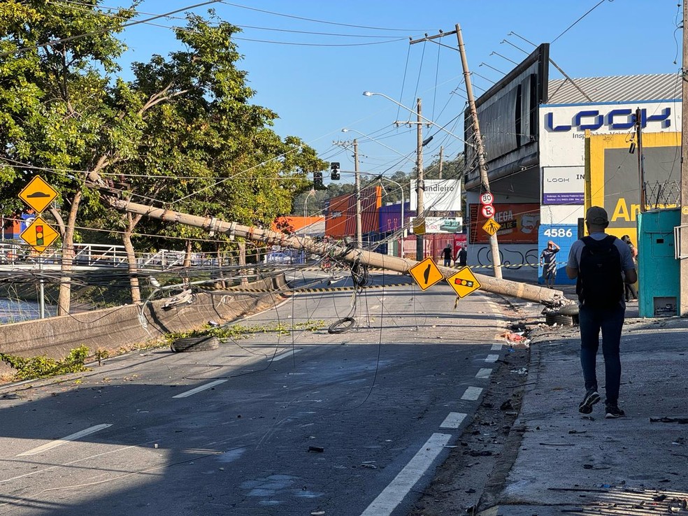 Avenida em Jundiaí (SP) continua interditada na manhã desta segunda-feira (19) — Foto: Wânyffer Monteiro/TV TEM