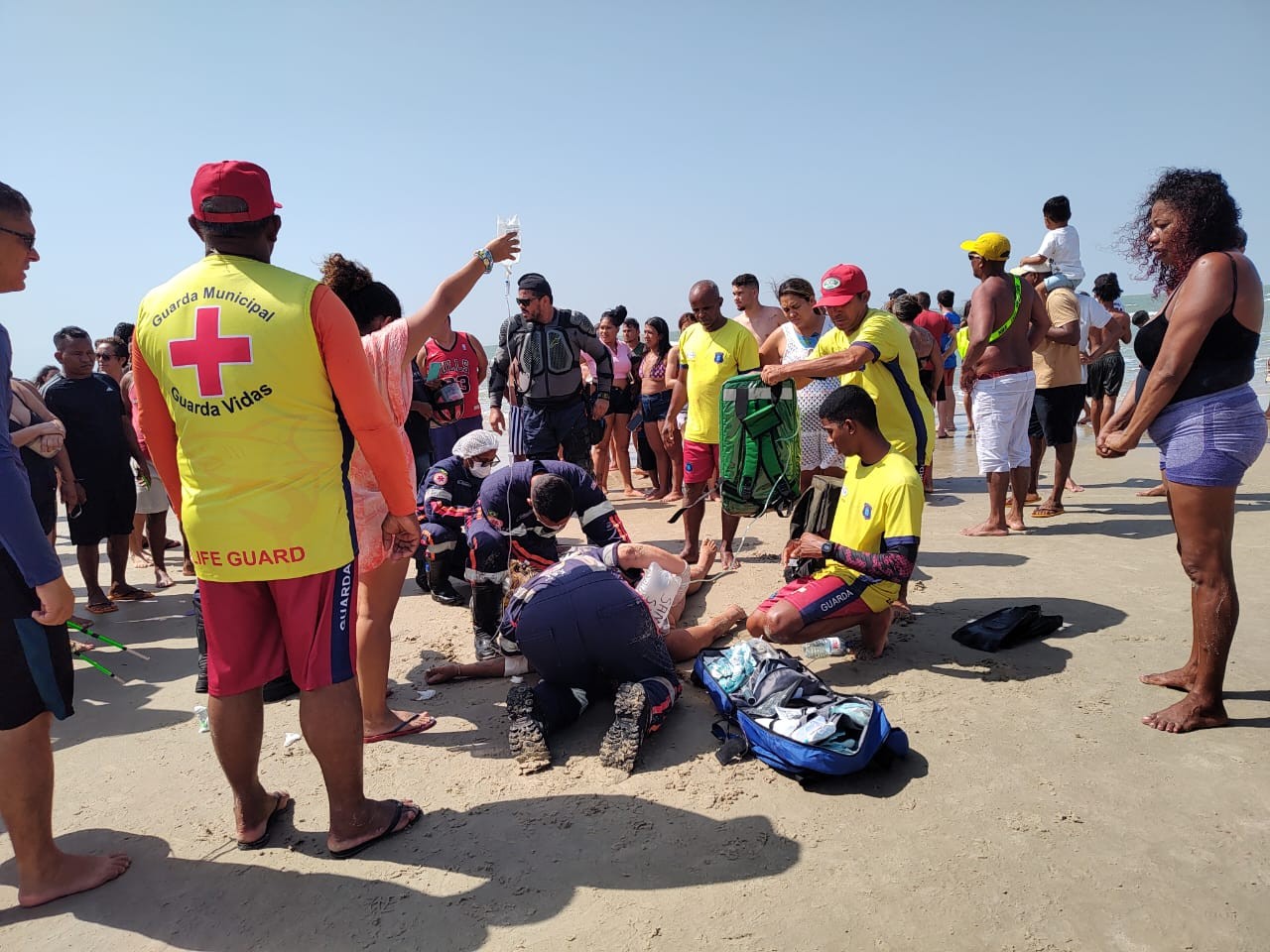 Casal morre afogado na praia do Olho d'Água, em São Luís; filho sobrevive