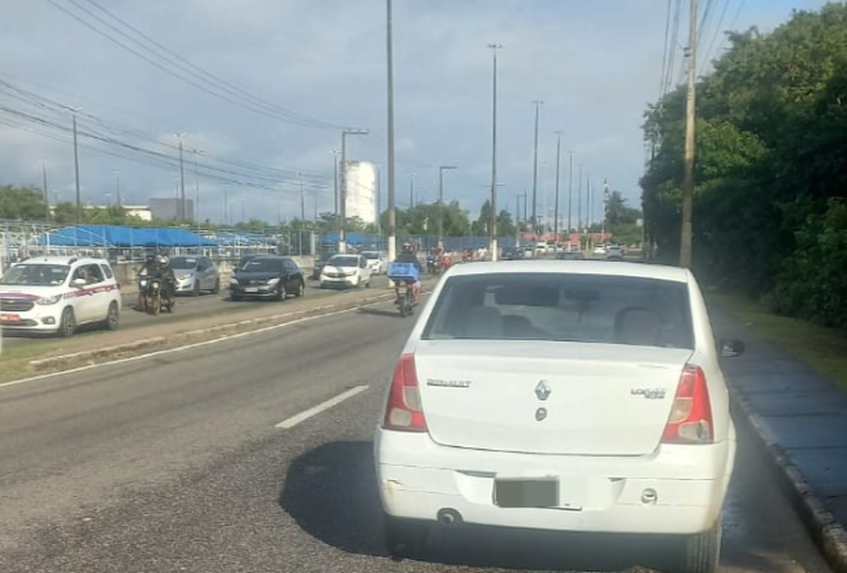 Casal abandona veículo em via pública, entra em luta corporal e provoca engarrafamento na Grande Aracaju