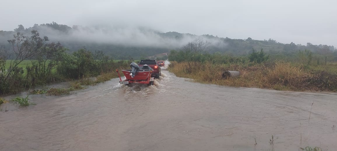 Casal desaparece após ter carro arrastado por correnteza no RS, diz Defesa Civil