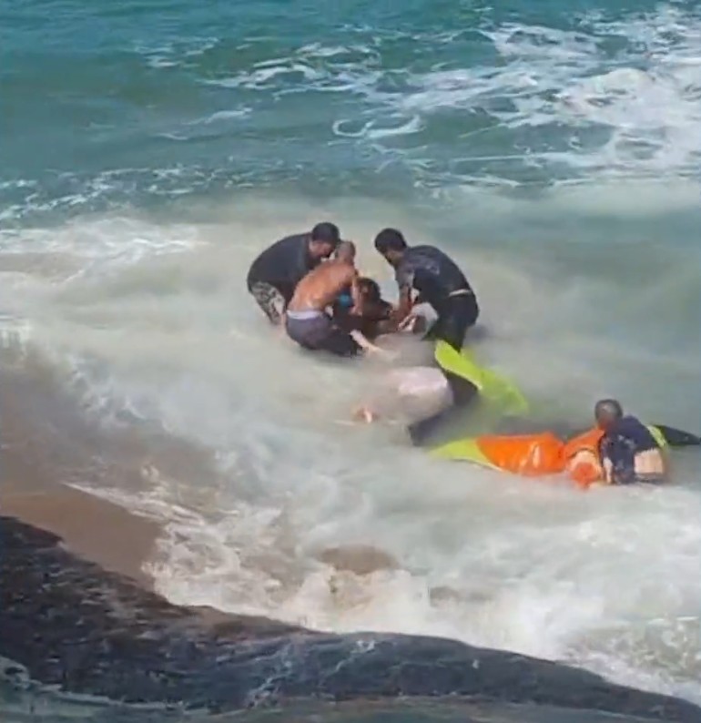 VÍDEO: mulher é resgatada após cair com parapente no mar, em Caraguatatuba