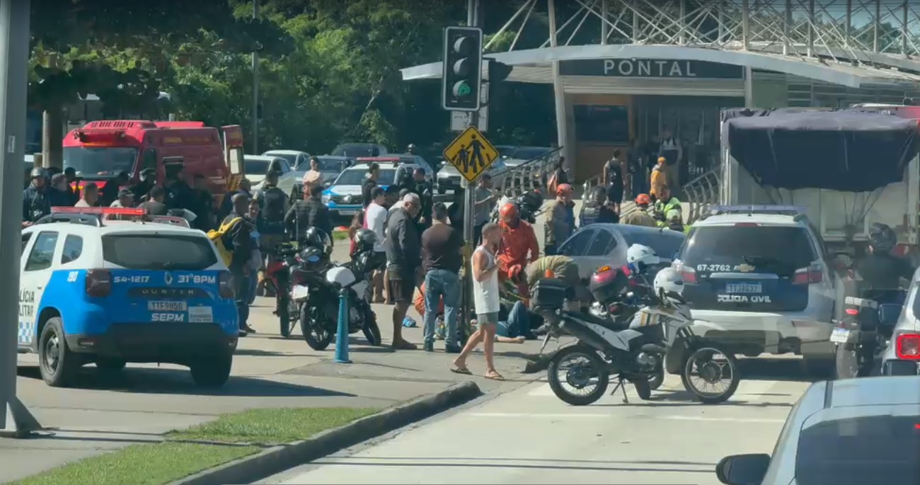 Cinco pessoas ficam feridas em acidente com caminhão, carro e moto na Av. das Américas; via está interditada