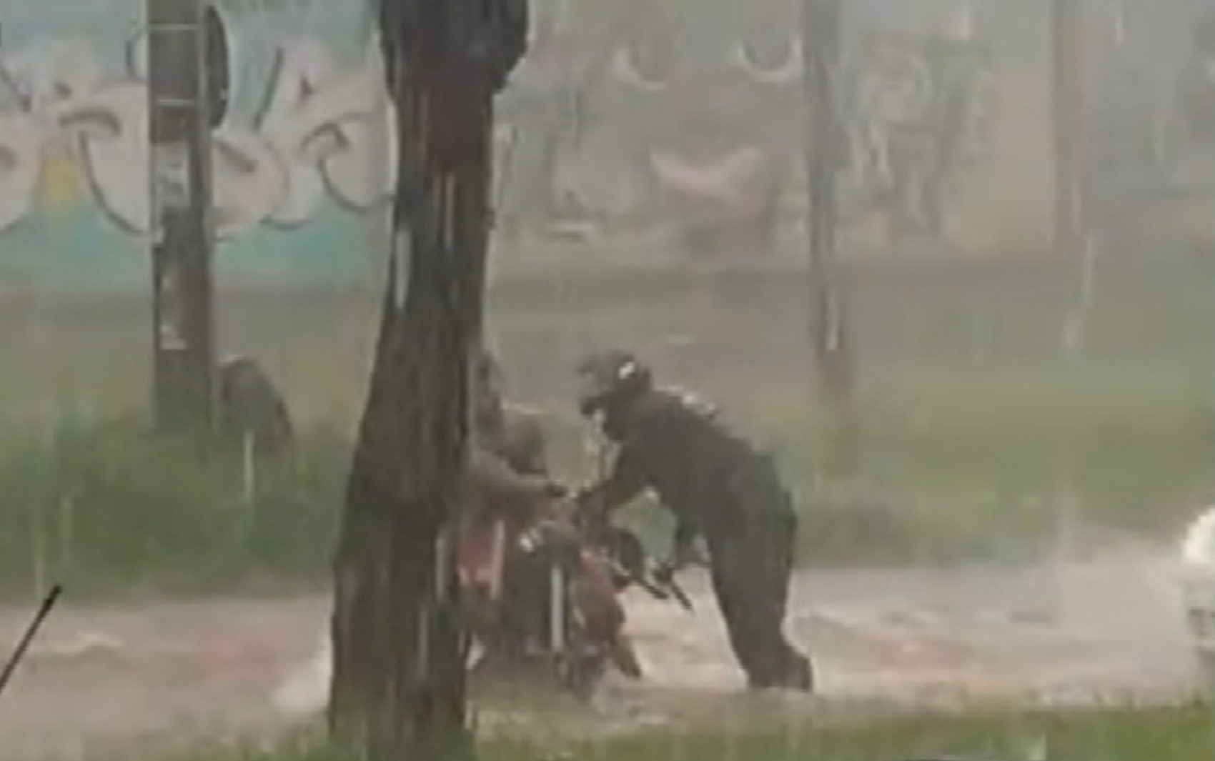 “Eu não conseguia soltar a moto”, diz motociclista arrastado por enxurrada em Goiânia