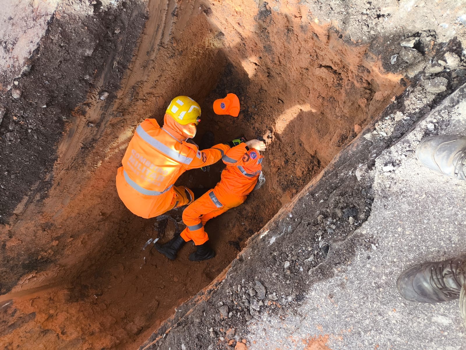 VÍDEO: Homem em surto entra em bueiro e bombeiros abrem buraco na rua para resgatá-lo em Itaúna