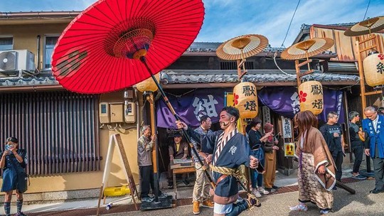 O significado secreto dos guarda-chuvas no Japão - No Japão, os guarda-chuvas não servem apenas para nos proteger da chuva e do sol. Eles são instrumentos espirituais, capazes de chamar espíritos.