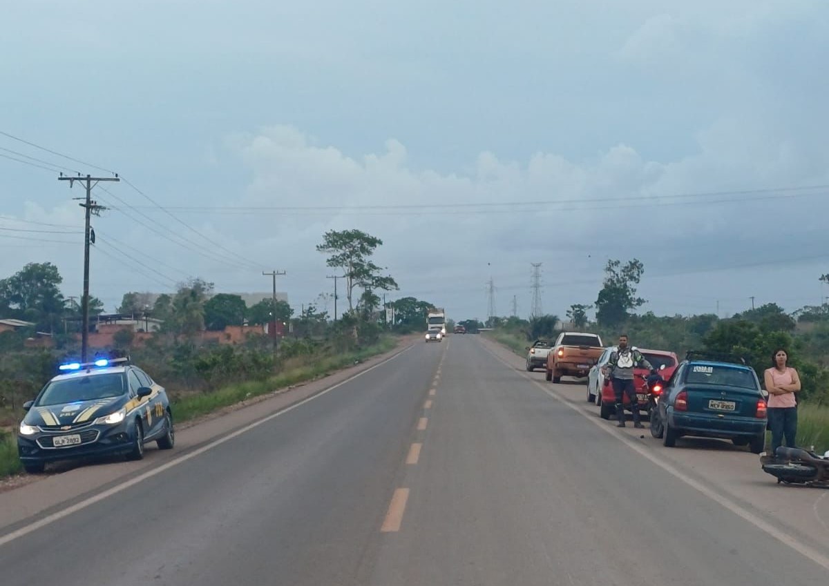 Colisão entre motocicletas e carro resulta em morte na BR-210, em Macapá