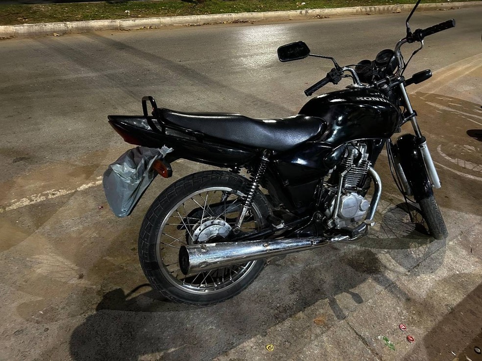 Sacola plástica era usada para cobrir a placa da moto — Foto: Polícia Militar/Divulgação