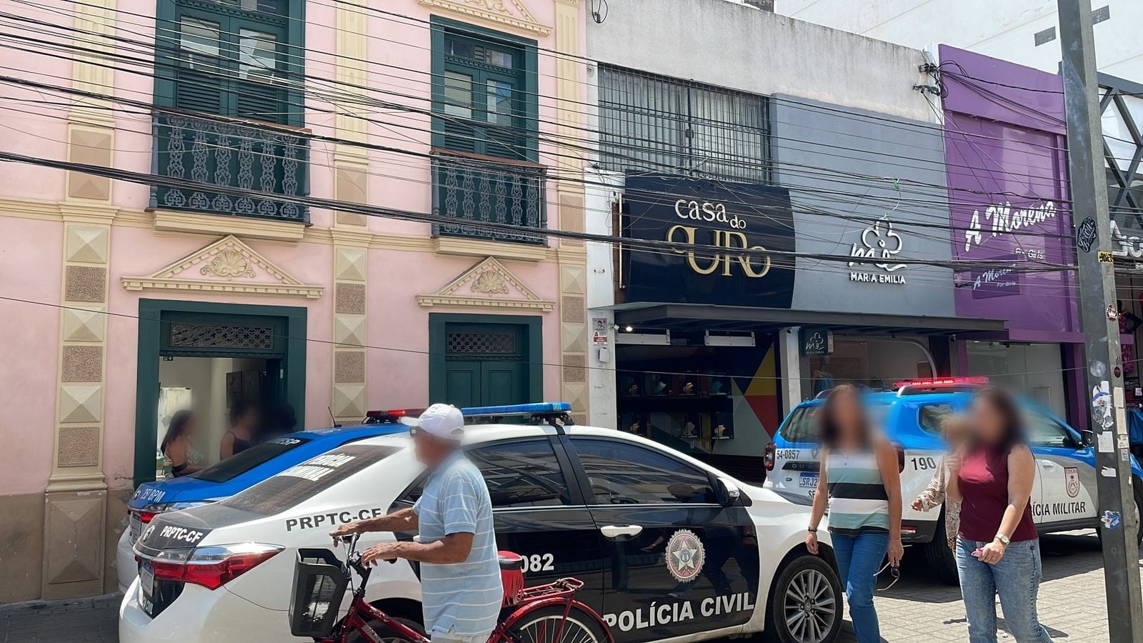 Criminosos invadem Palácio das Águias, abrem buraco na parede e assaltam joalheria em Cabo Frio