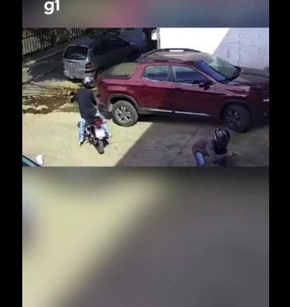Câmera de segurança registra momento em que bandidos rendem funcionário de oficina e roubam joias em Montes Claros; VÍDEO