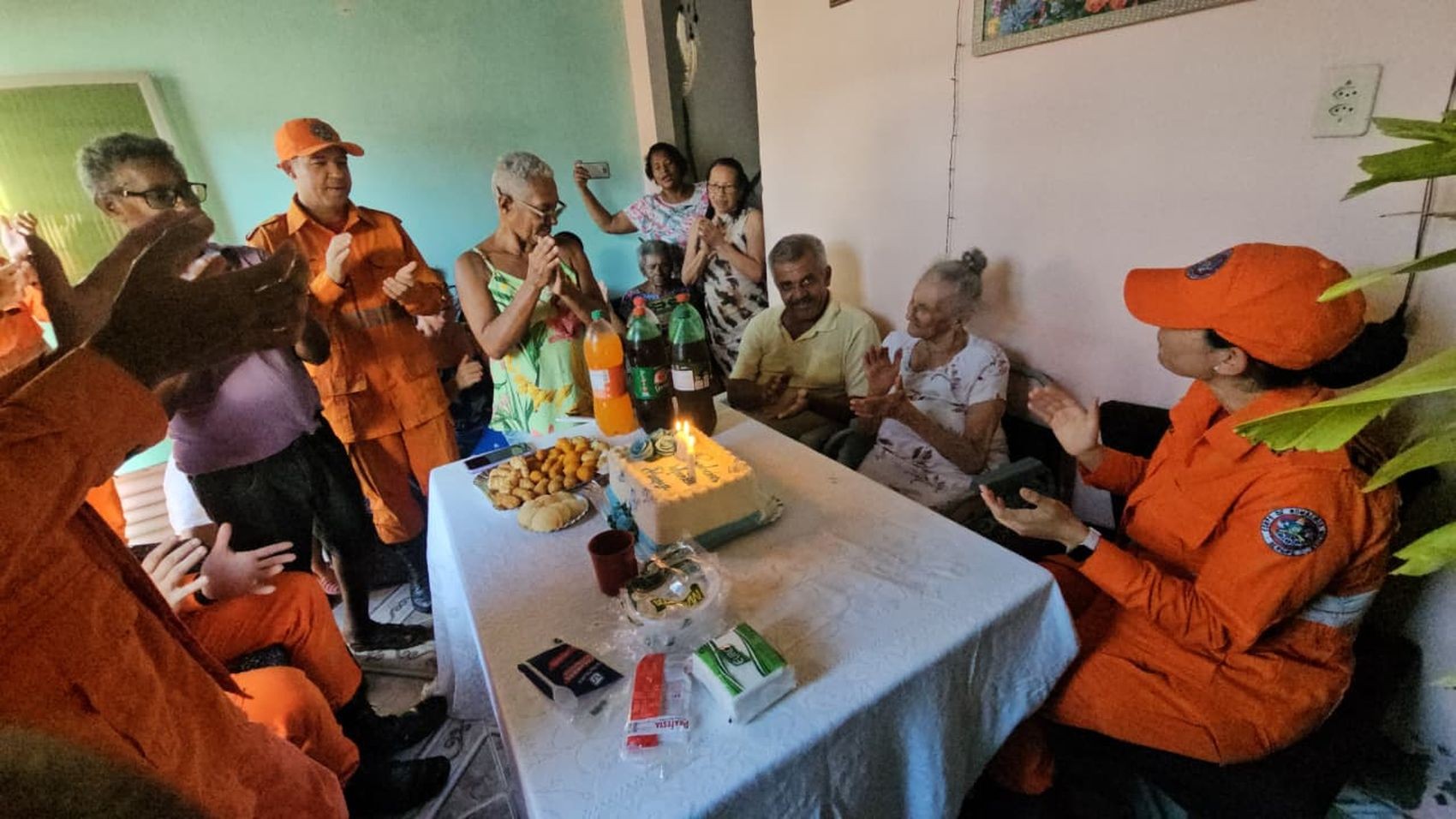 Idosa fã dos Bombeiros comemora 104 anos com visita de militares em Aracaju