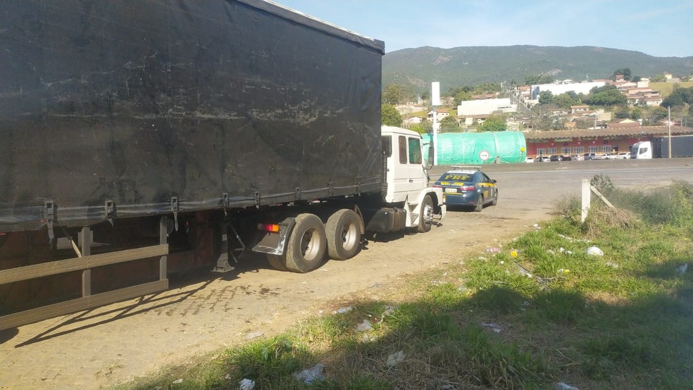 PRF apreende carga de 46 mil latas de cerveja em carreta adulterada na Fernão Dias — Foto: Divulgação/PRF 