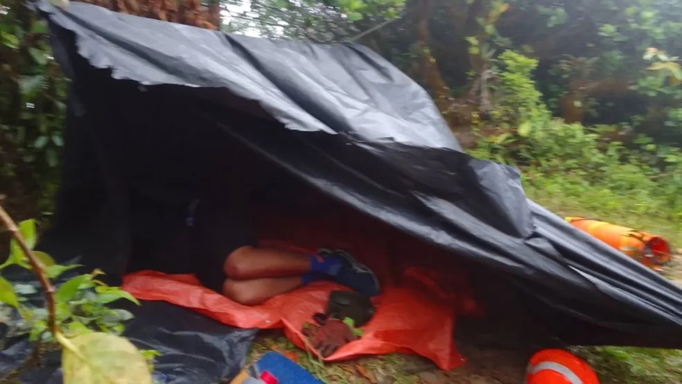 Homem "travou a coluna" na descida da Serra da Rajada e teve que dormir no local com os bombeiros, enquanto aguada uma aeronave para ser retirado do local — Foto: Corpo de Bombeiros/Divulgação