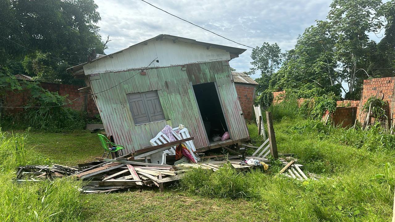 Casa tomba com três pessoas após forte chuva em Rio Branco