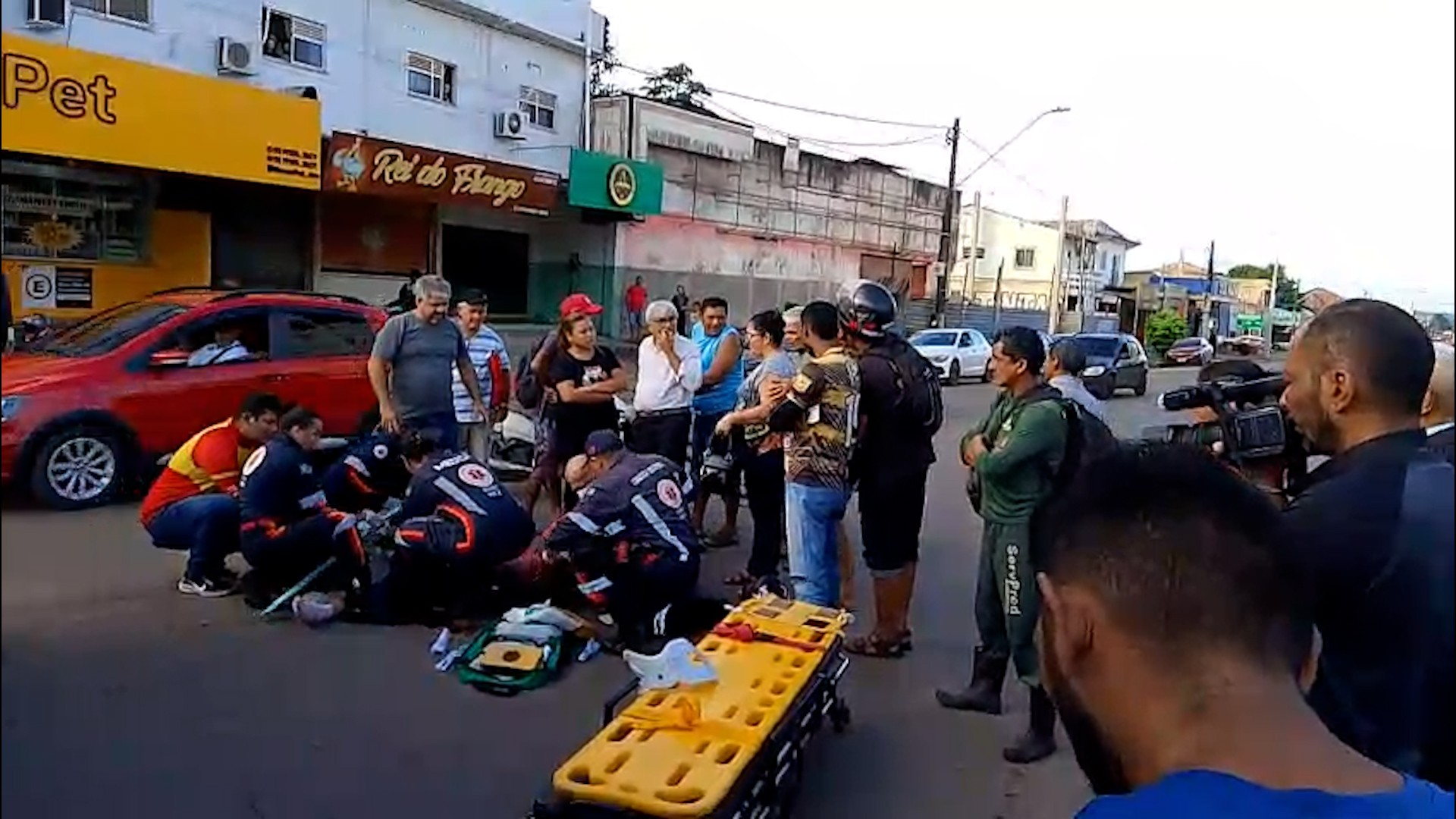 Grave acidente entre carro e moto deixa mulher ferida no bairro Caranazal, em Santarém