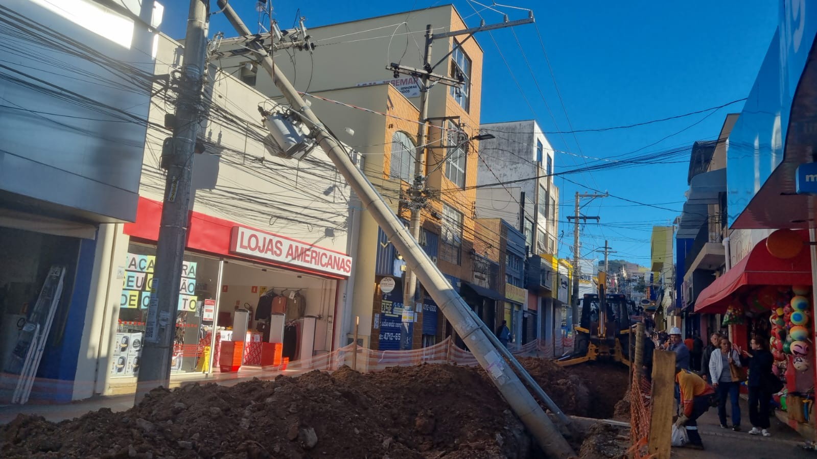 Poste cai sobre fachada de loja e causa interrupção no fornecimento de energia em São Roque 