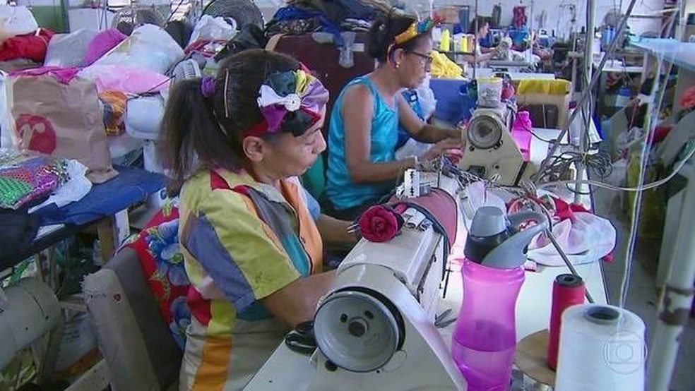 Carnaval garante alegria para os foliões e renda extra para costureiras — Foto: Reprodução/JN