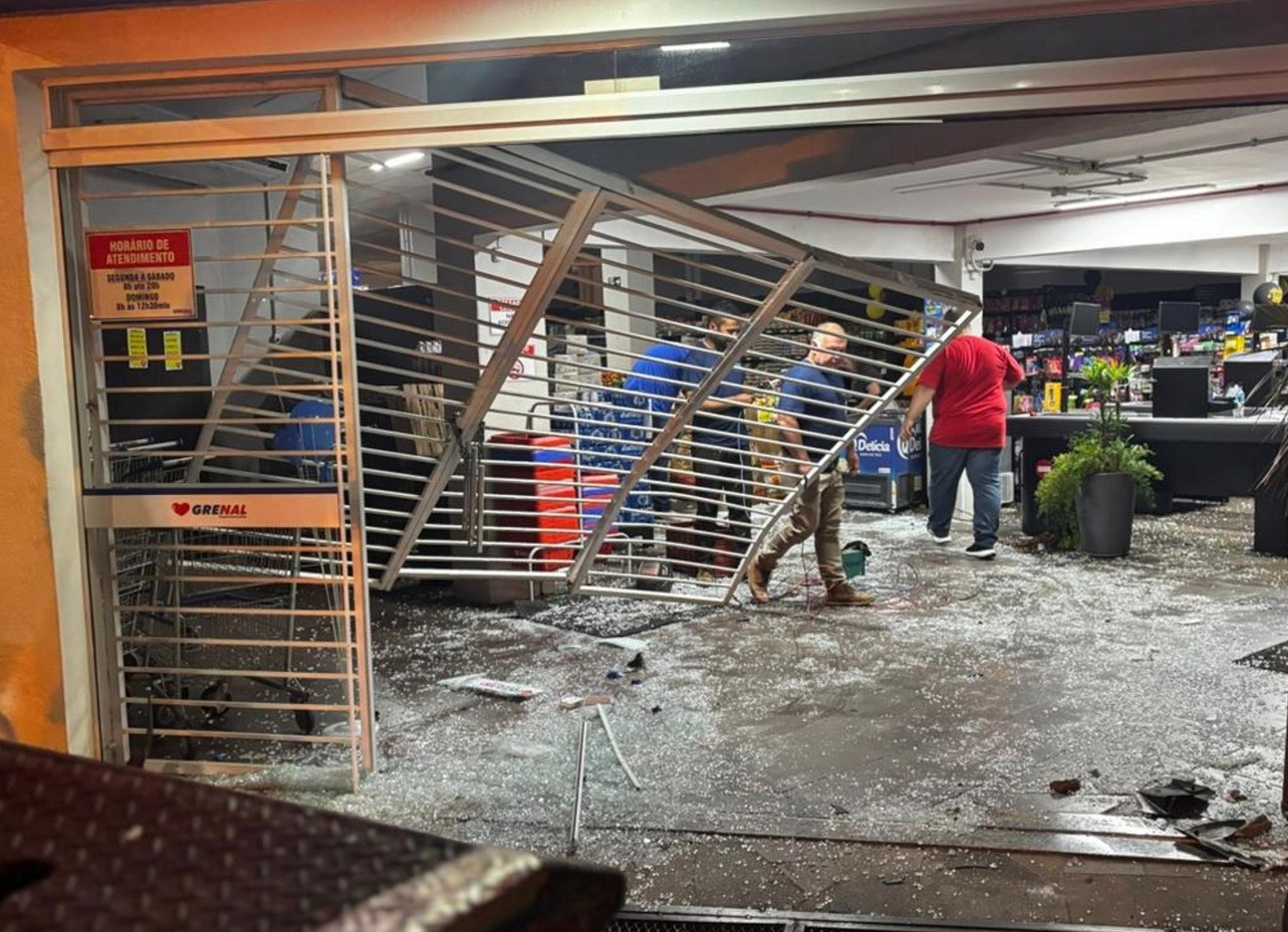 VÍDEO: carro invade supermercado após acidente com três veículos em Passo Fundo