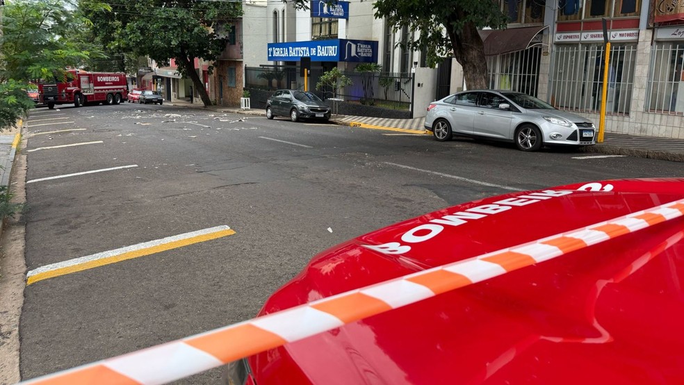 Homem sobe em telhado de igreja, atira telhas e interdita rua em Bauru (SP) — Foto: Gabriel Pelosi/TV Tem