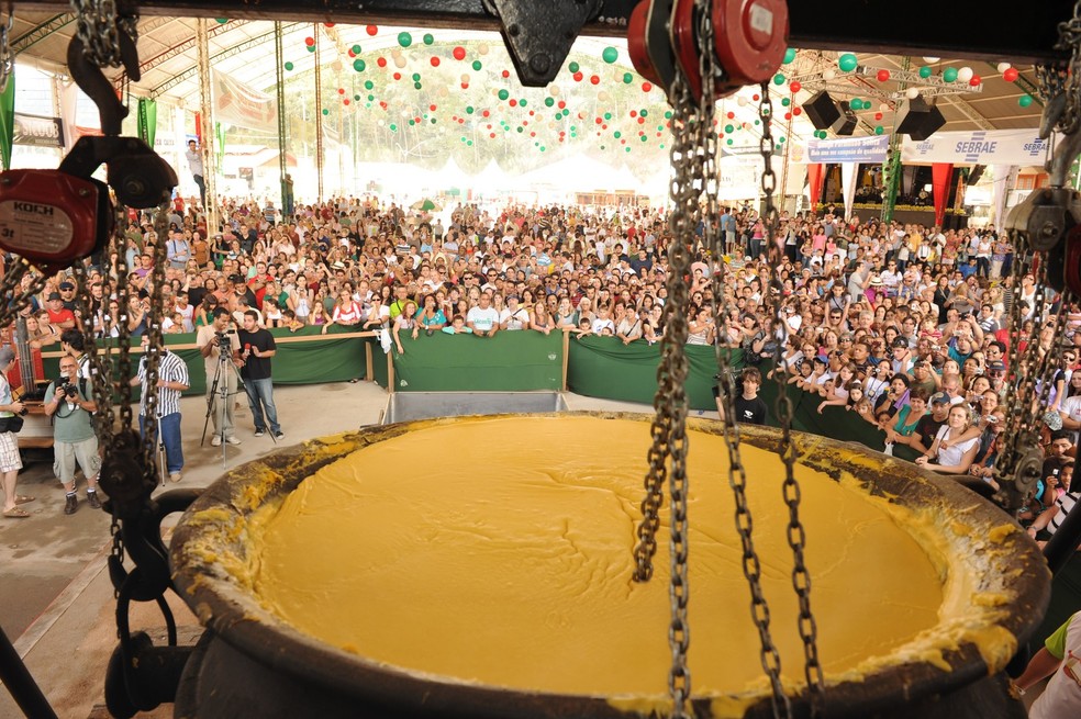 Momentos antes do tombo da polenta, em Venda Nova do Imigrante — Foto: Divulgação/ Festa da Polenta