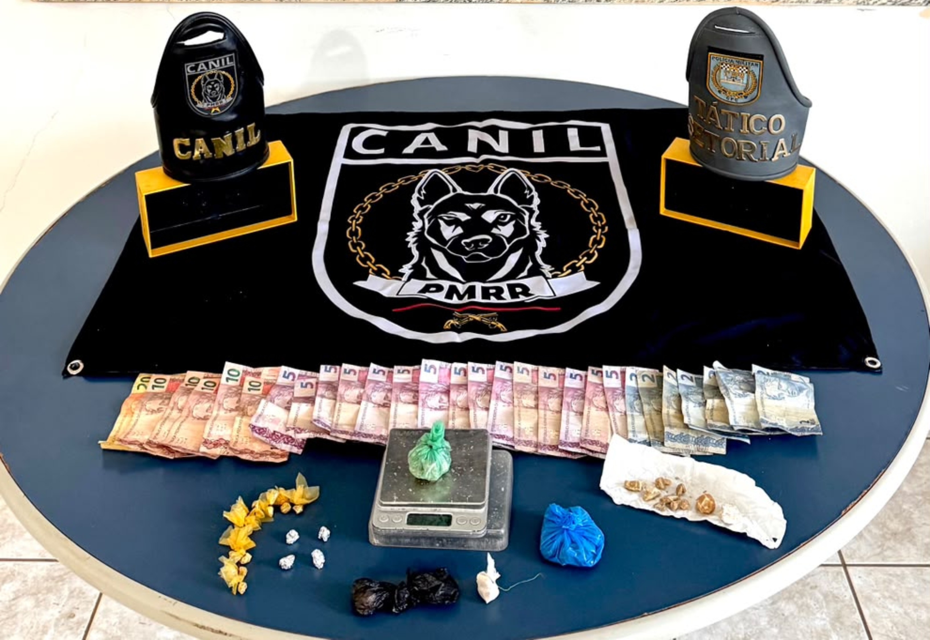 Mulher é presa com crack e skunk em cemitério clandestino
