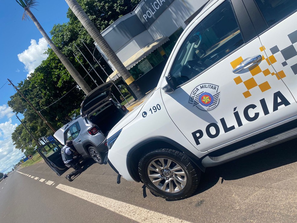 Dupla é presa por apropriação indébita de carro, em Presidente Epitácio (SP) — Foto: Polícia Rodoviária