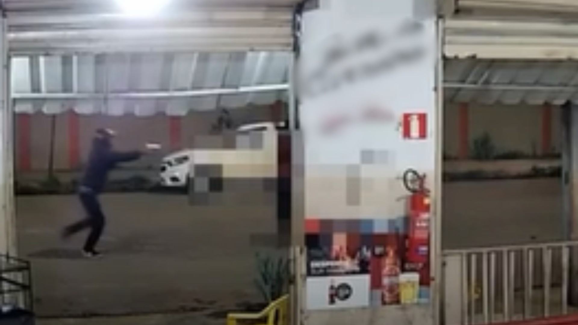 VÍDEO: Homem reage com garrafa, mas é morto à queima-roupa diante da esposa em bar de Pará de Minas