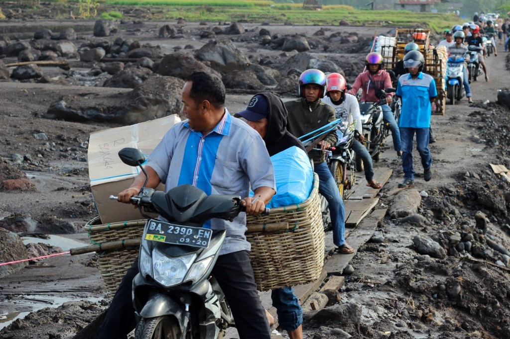 Inundações deixam 50 mortos e 27 desaparecidos na Indonésia
