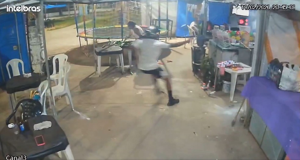 Câmeras de segurança registraram criminosos trocando tiros e moradores correndo para se proteger — Foto: Reprodução