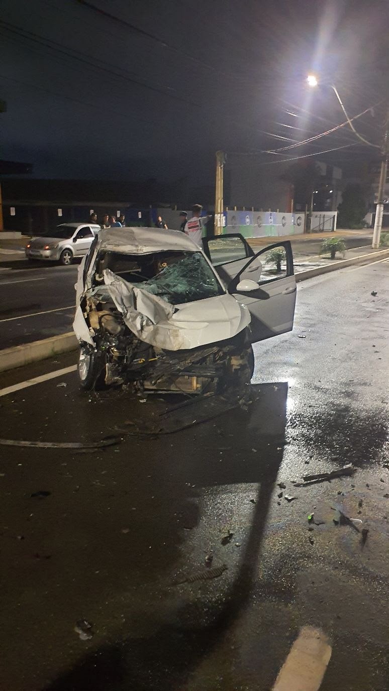 Motorista fica gravemente ferido após bater carro na traseira de caminhão estacionado em Americana