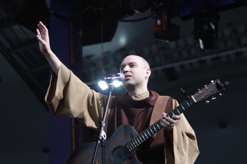 Frei Gilson em Nata no Bote Fé com Maria — Foto: Wallace Azevedo/Divulgação