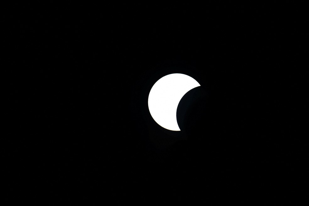 A Lua encobre parcialmente o Sol durante o eclipse solar visto de Paris, na França, nesta quarta-feira (12). — Foto: Sarah Meyssonnier/Reuters
