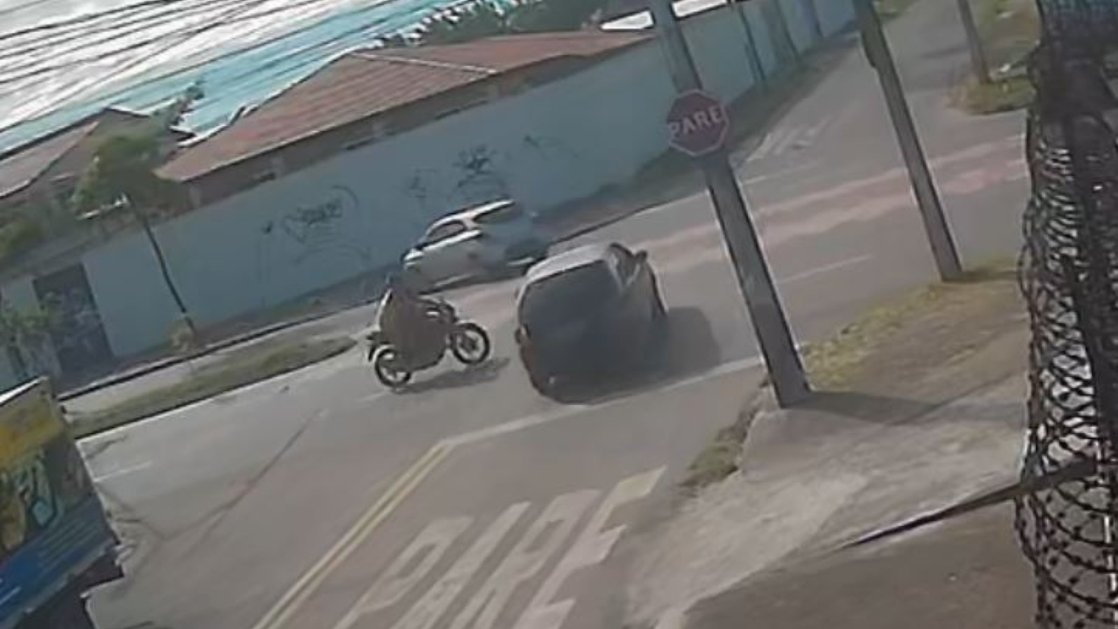 Motociclista morre e filho fica ferido em colisão com carro em avenida de Fortaleza; vídeo