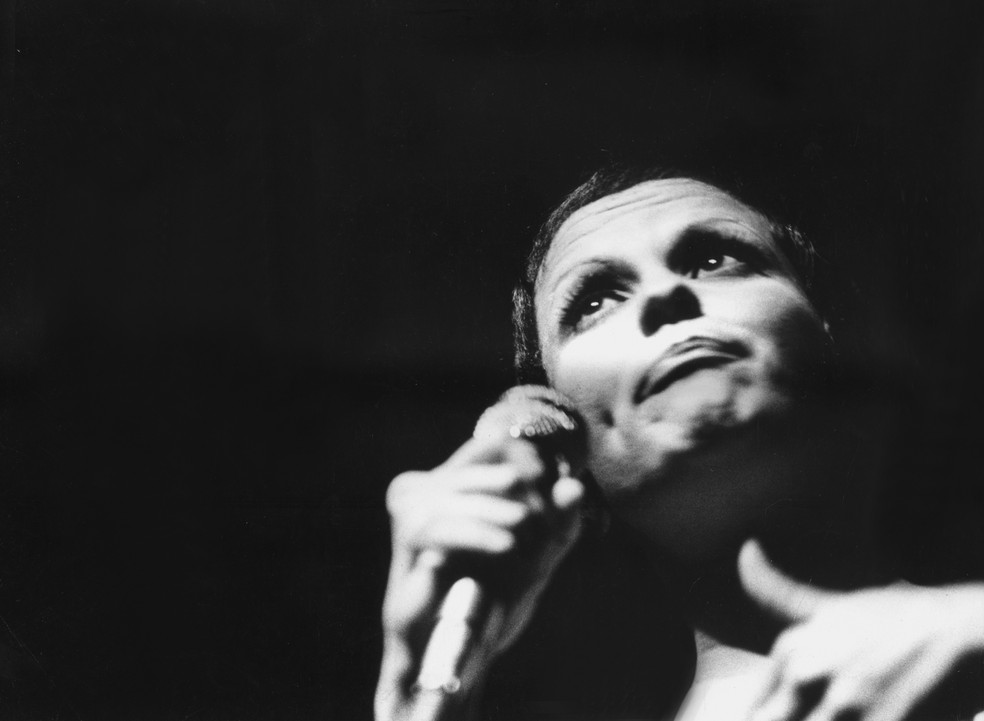 Retrato da cantora Elis Regina durante show na cidade de São Paulo, no dia 04 de outubro de 1972 — Foto: Solano de Freitas/Estadão Conteúdo/Arquivo