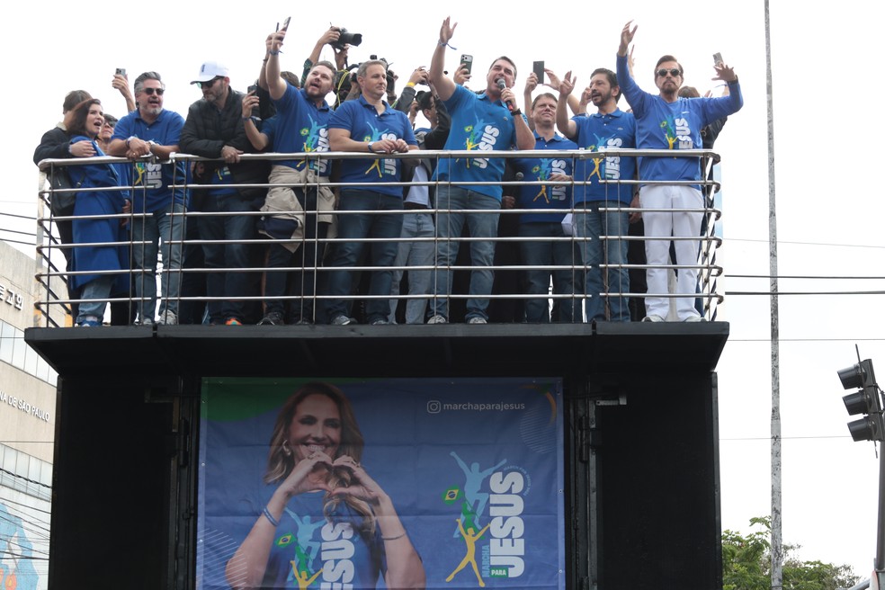 Políticos no trio da Marcha para Jesus — Foto: PETER LEONE/O FOTOGRÁFICO/ESTADÃO CONTEÚDO