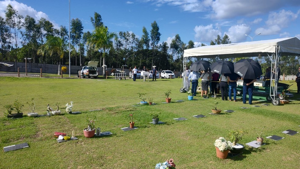 Sepultamento aconteceu nesta quinta-feira (7), no Osab Memorial Parque, que fica localizado às margens da BR-110, em Alagoinhas — Foto: Rafaela Paixão/g1