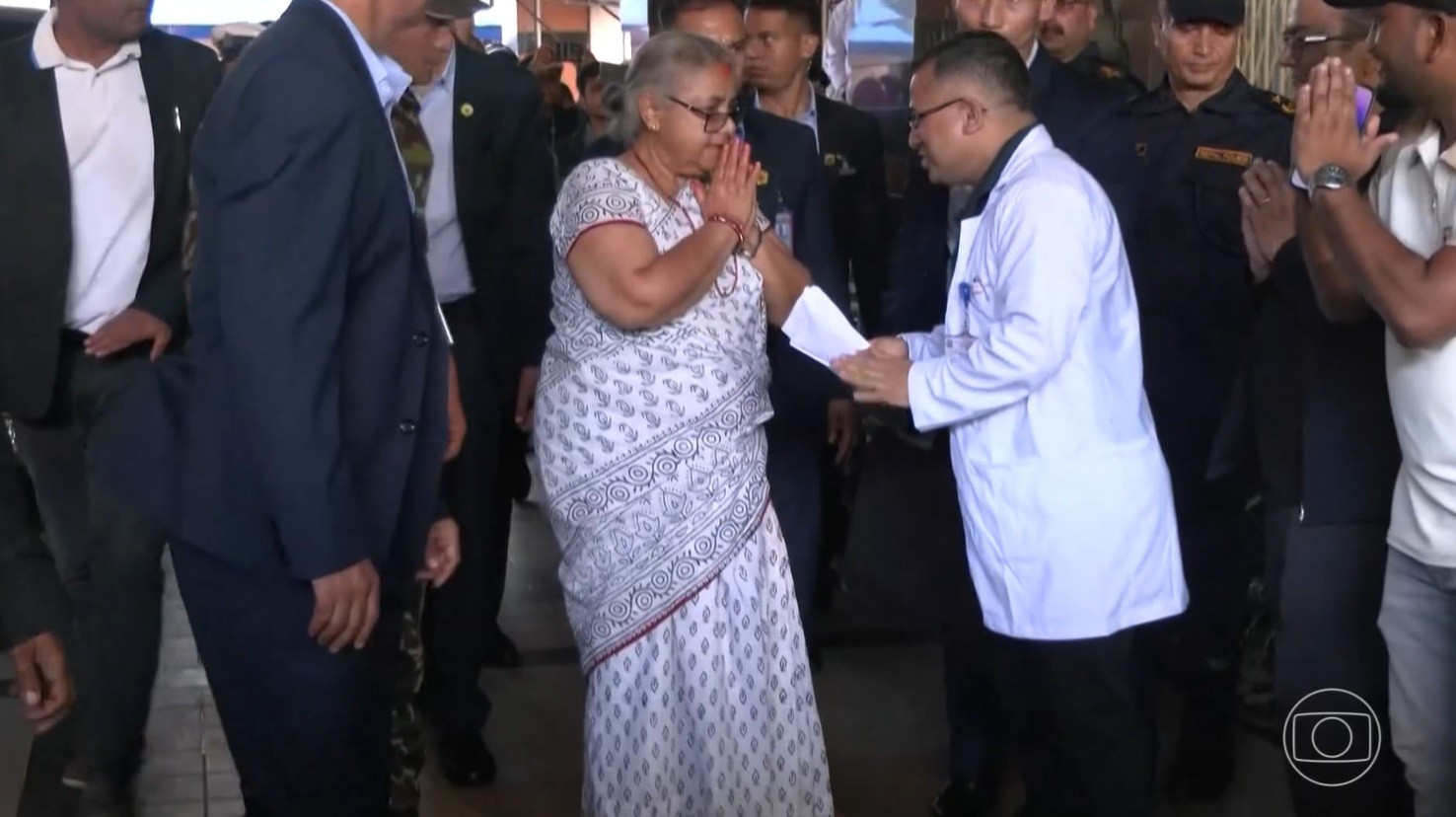 Primeira-ministra interina do Nepal visita feridos na onda de protestos