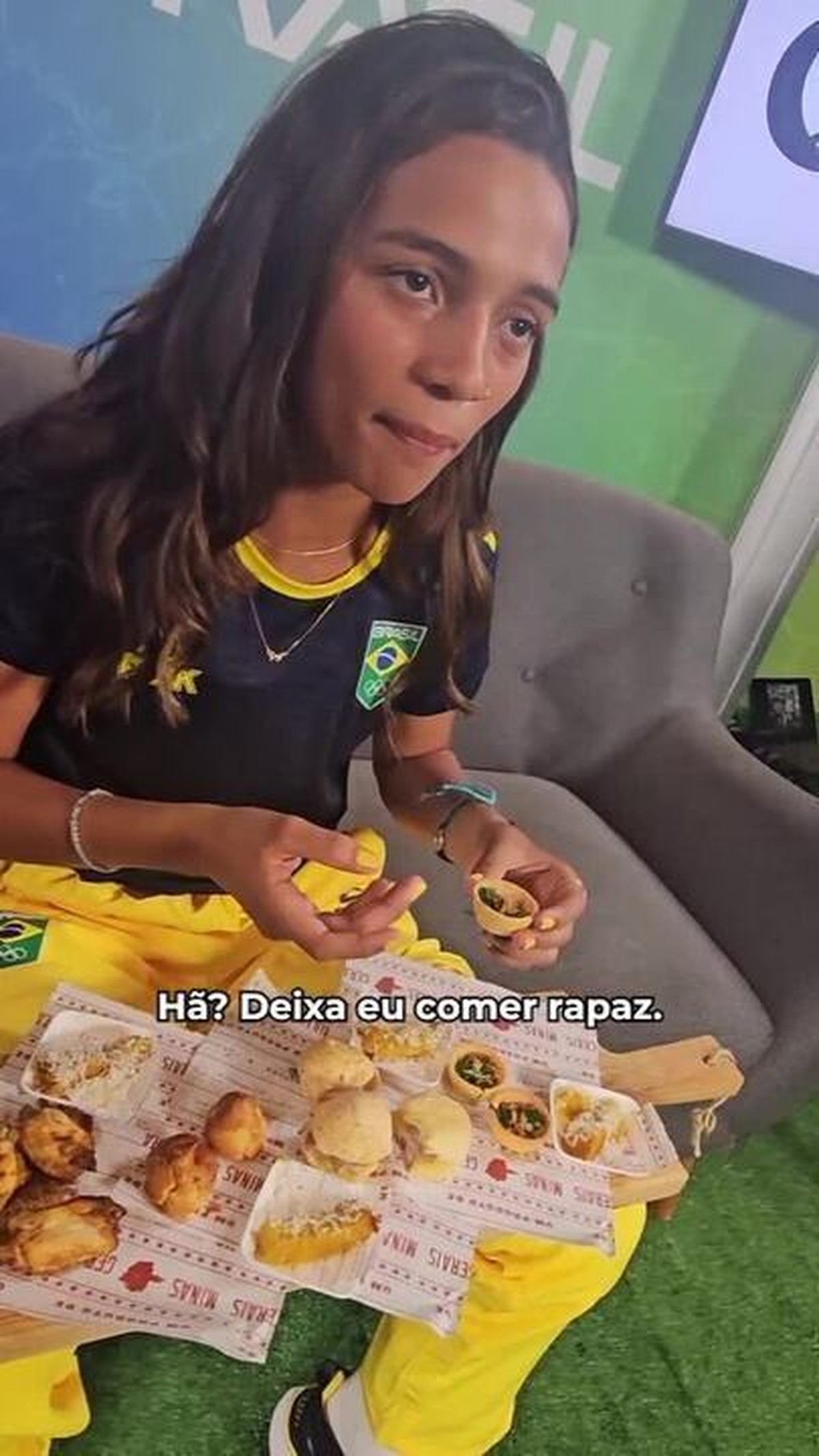 Rayssa Leal experimenta comida mineira e avalia pão de queijo em Paris: 'Nota 10'; VÍDEO