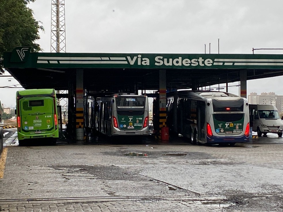 Ônibus parados na garagem da Viação Sudeste — Foto: Abraão Cruz/TV Globo