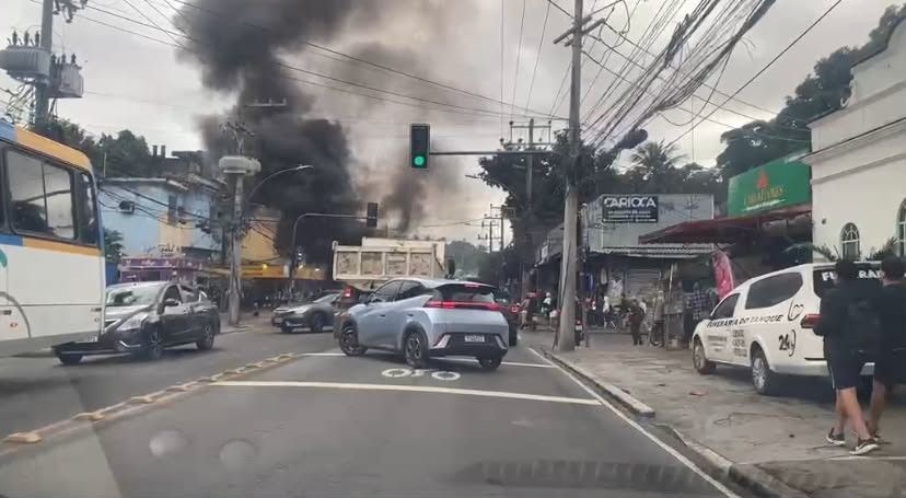 Barricadas são queimadas em vias de Jacarepaguá após desaparecimento de jovem da Covanca
